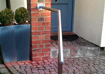 Handlauf aus Metall an einer Außentreppe