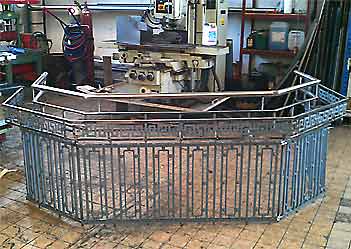 Metallgeländer während der Restauration in der Werkstatt