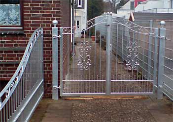 Tor- und Zaunanlage aus Metall