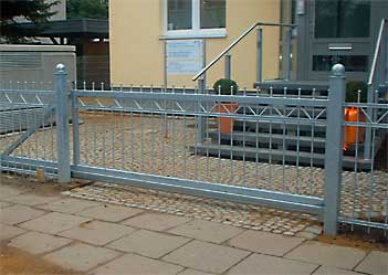 Metalltor mit passendem Zaun
